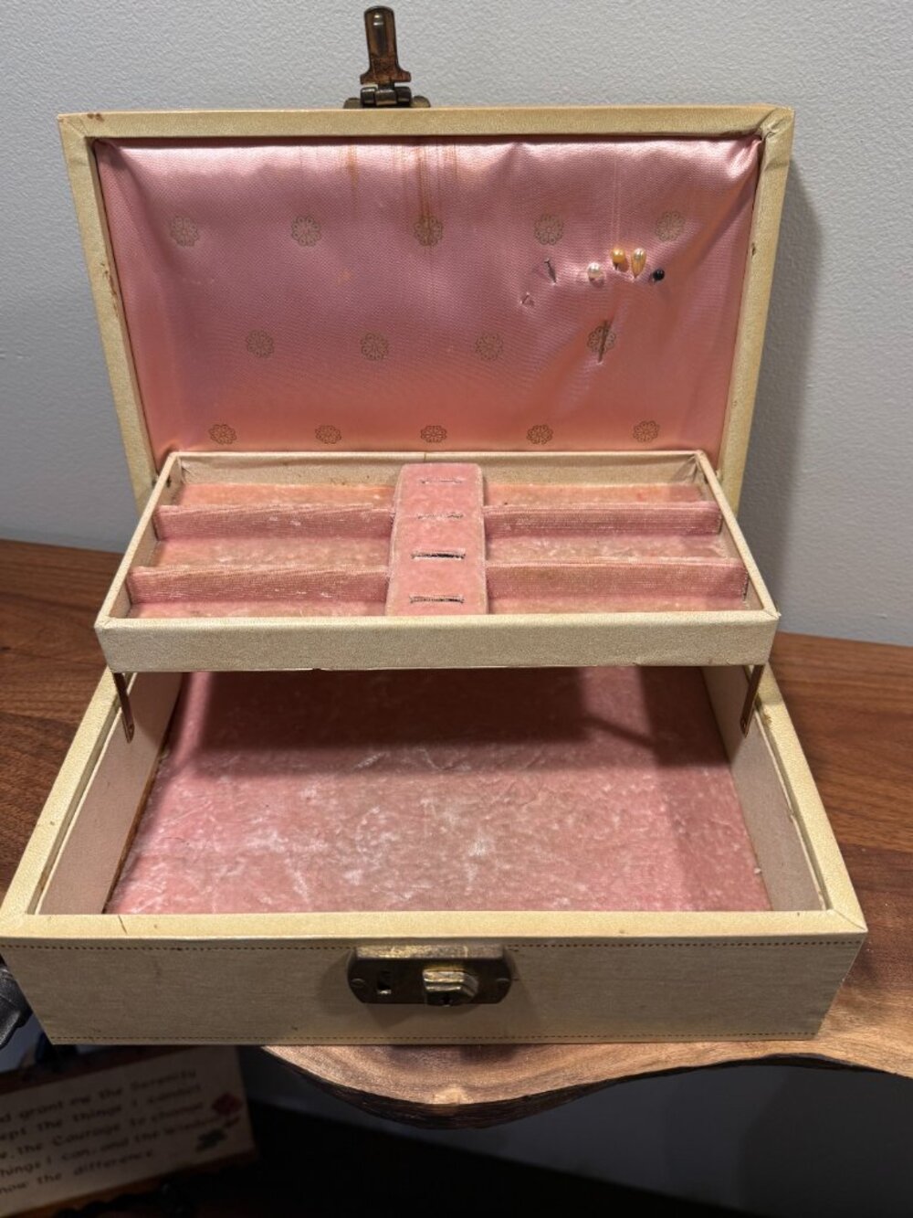 Vintage Mele Ivory Colored Jewelry Box Gold Filagree Trim See Photos For Flaws - Picture 3 of 10
